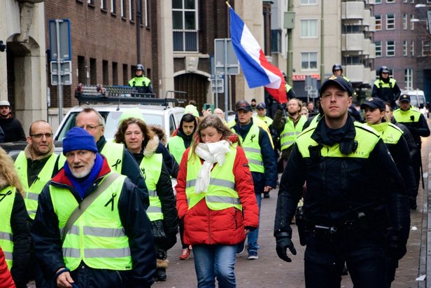 Hollanda’da sarı yelekliler hükümeti protesto etti