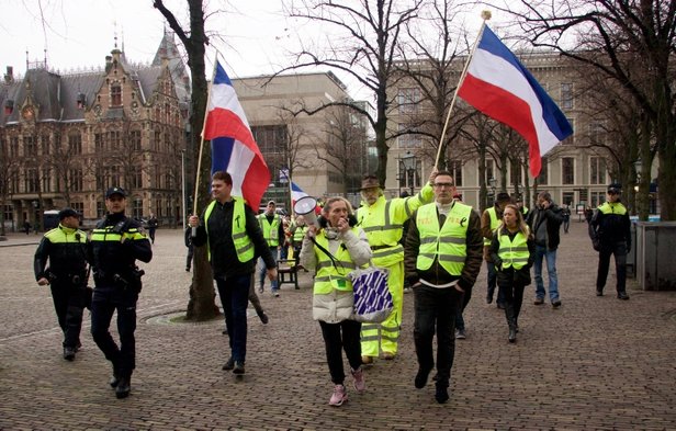 Hollanda’da sarı yelekliler hükümeti protesto etti