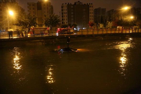 Arkadaşı arkasına bakmadan kaçtı! Otomobilin üstüne çıkıp canını kurtardı...