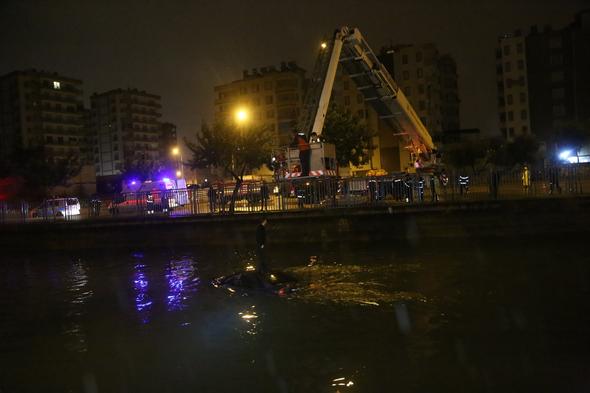 Arkadaşı arkasına bakmadan kaçtı! Otomobilin üstüne çıkıp canını kurtardı...
