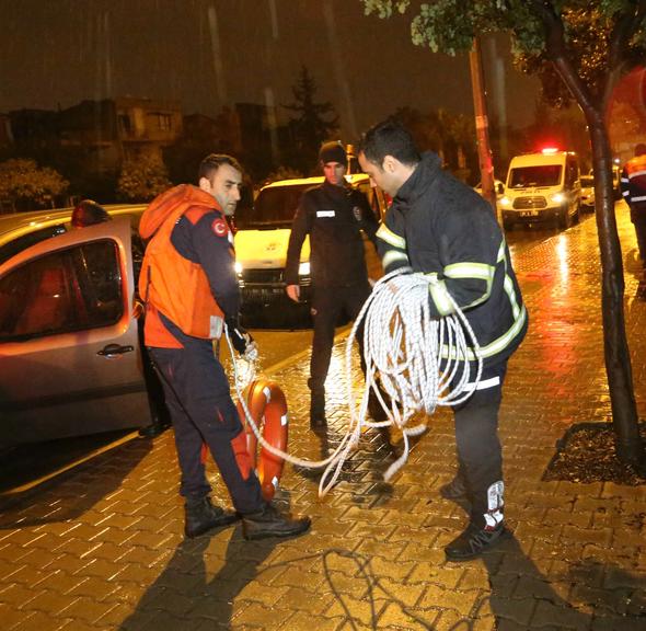 Arkadaşı arkasına bakmadan kaçtı! Otomobilin üstüne çıkıp canını kurtardı...