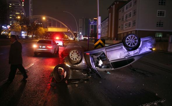Arkadaşı arkasına bakmadan kaçtı! Otomobilin üstüne çıkıp canını kurtardı...