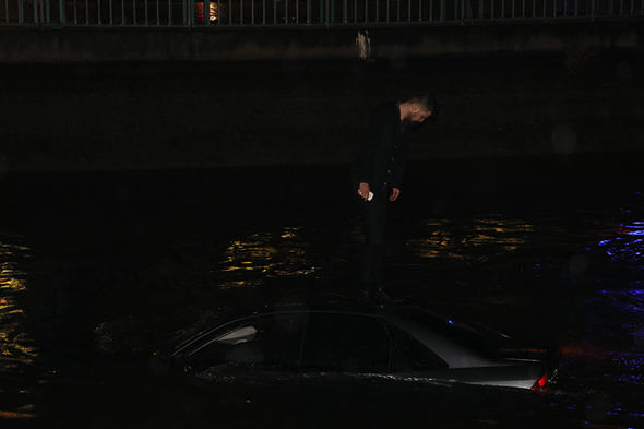 Arkadaşı arkasına bakmadan kaçtı! Otomobilin üstüne çıkıp canını kurtardı...