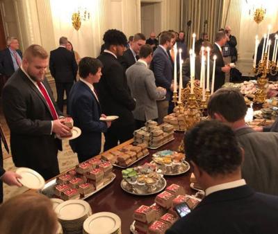 ABD Başkanı Trump’ın kabulüne damga vuran olay! Trump, misafirlerine pizza ve hamburger ikram etti