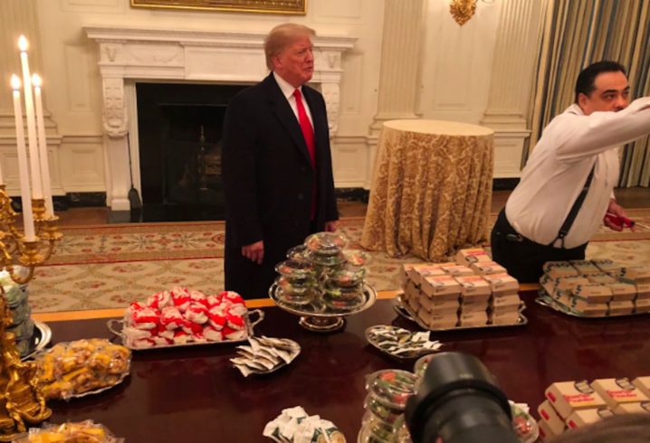 ABD Başkanı Trump’ın kabulüne damga vuran olay! Trump, misafirlerine pizza ve hamburger ikram etti