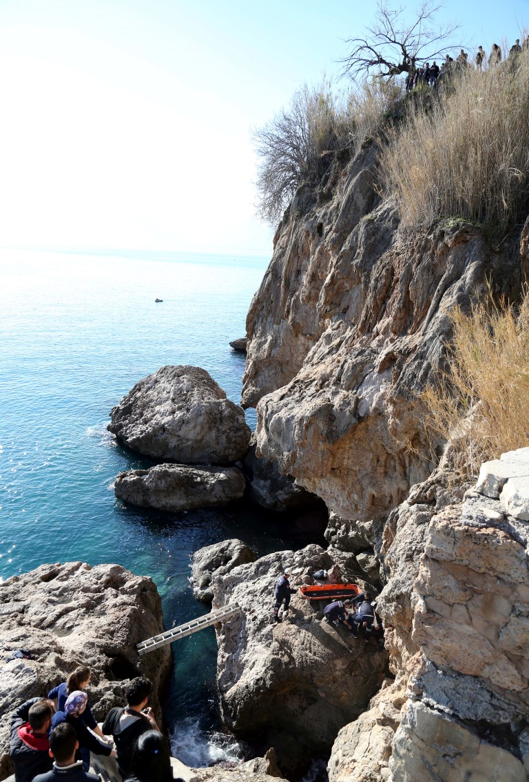Antalya’da balık tutmak için falezlere inen balıkçı bunu hiç beklemiyordu