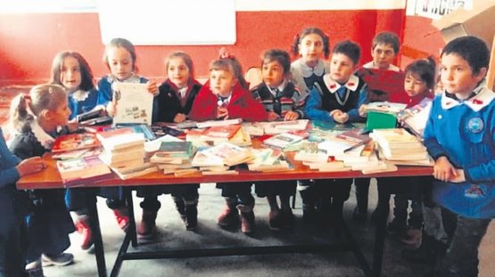 Şahan Gökbakar ve eşi Selin Gökbakar, bir köy okuluna yüzlerce kitap gönderdi