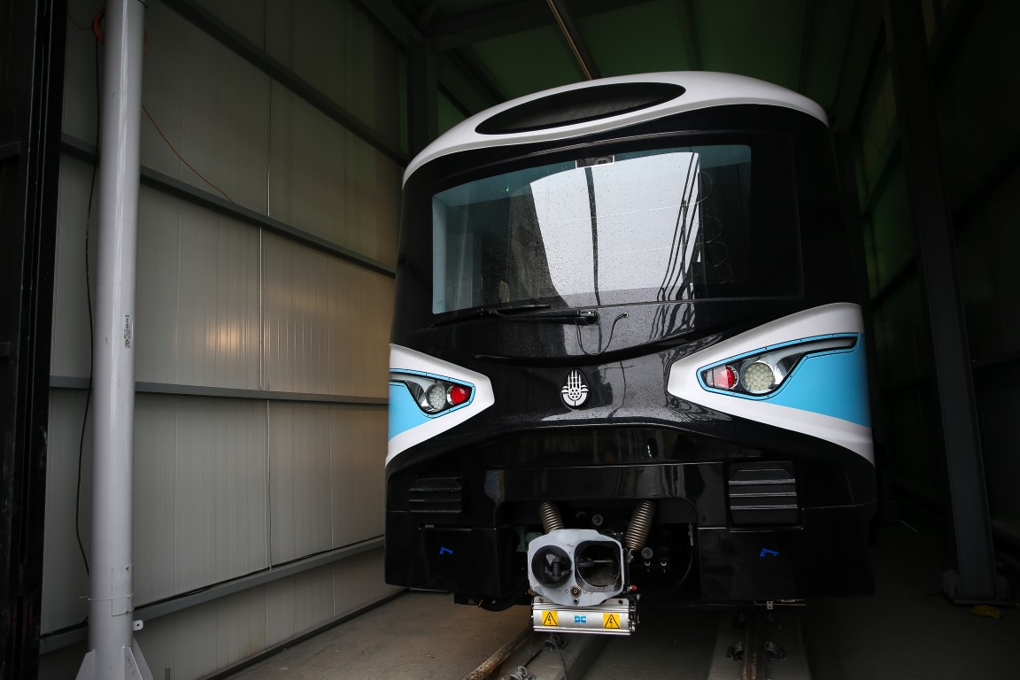8 ilçeyi birbirine bağlayacak Kabataş-Mahmutbey metrosuna ilk araç indirildi