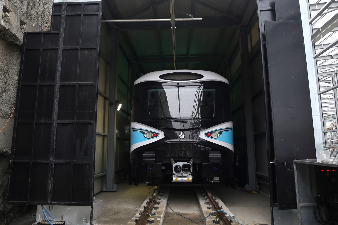 8 ilçeyi birbirine bağlayacak Kabataş-Mahmutbey metrosuna ilk araç indirildi