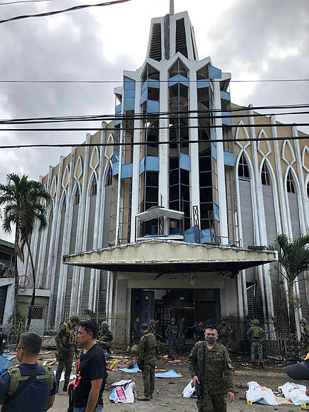 Filipinler’de kiliseye bombalı saldırı! Çok sayıda ölü ve yaralı var