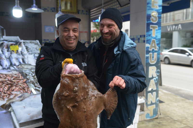 Sinop’ta balıkçılar yakaladıklarıyla şoke oldu