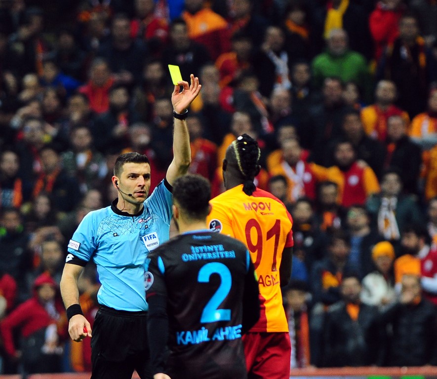 Galatasaray-Trabzon maçının hakemi Ümit Öztürk’e tepki yağıyor!