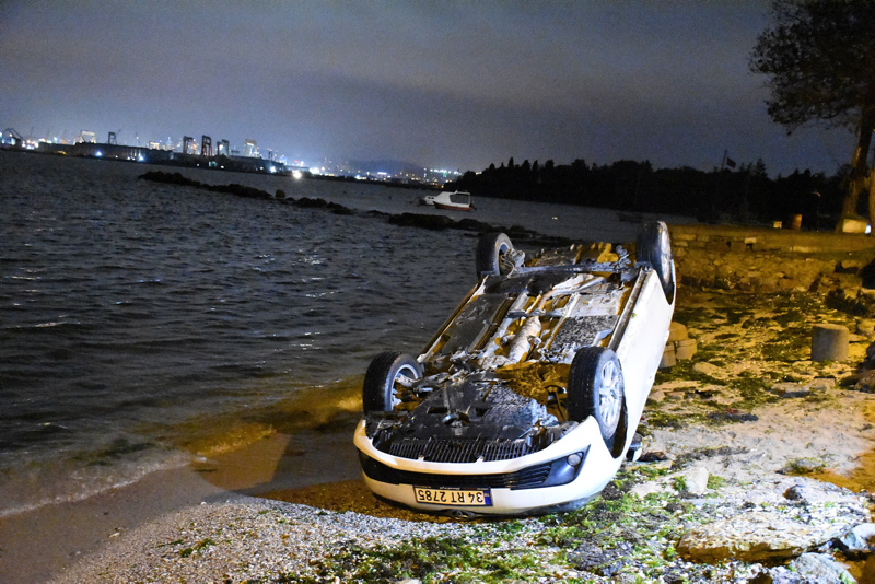 Tuzla’da otomobil denize uçmaktan son anda kurtuldu