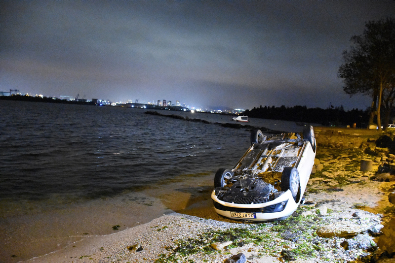Tuzla’da otomobil denize uçmaktan son anda kurtuldu