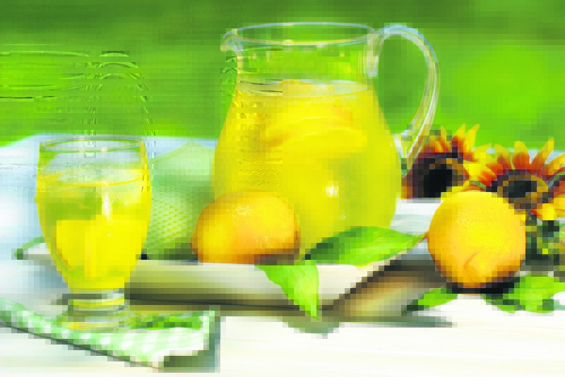 Evde limonata nasıl yapılır? Kolay ev yapımı limonata tarifi! Evde çilekli ananaslı limonata tarifi