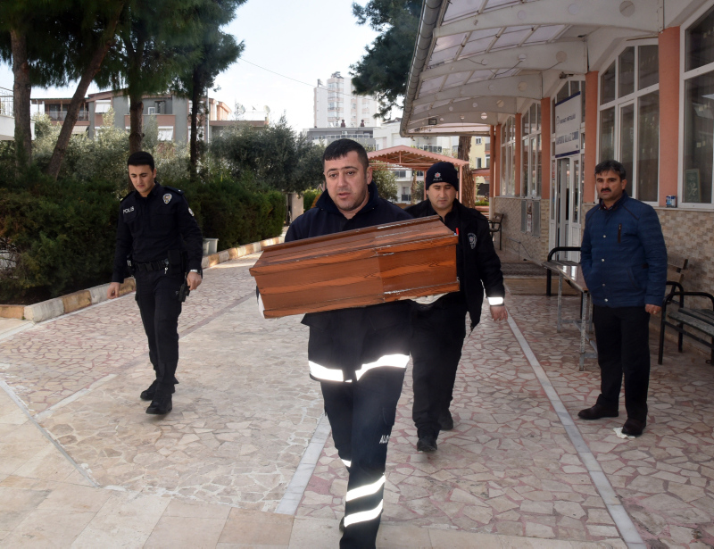 Antalya�da donarak ölen bebek �ÇP 51� koduyla toprağa verildi