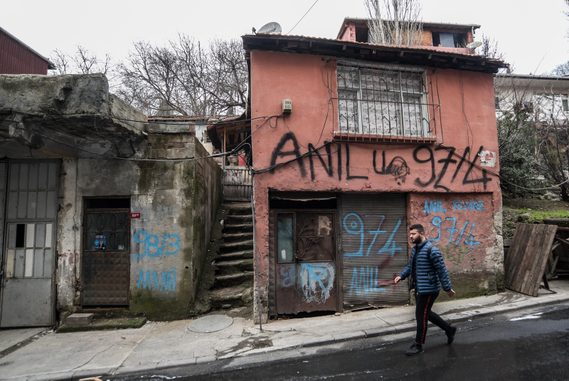 İstanbul’da evlerin kapısına para dolu zarf bırakılıyor!
