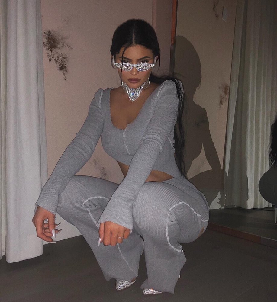 Kylie Jenner Türk moda tasarımcı Rıfat Özbek’in tasarımını taklit etti