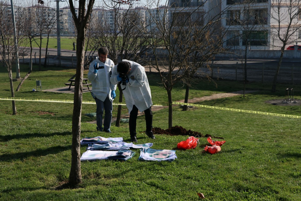 Nevruz alanında toprağa gömülü Öcalan posteri bulundu