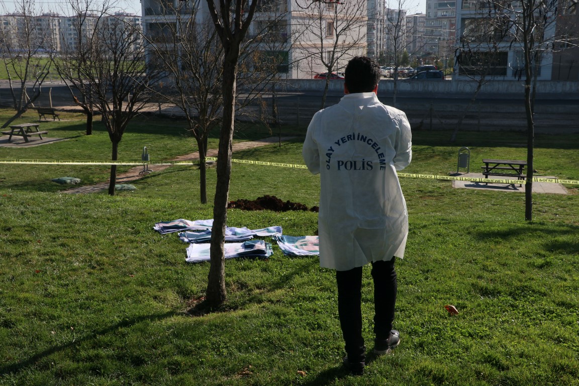 Nevruz alanında toprağa gömülü Öcalan posteri bulundu