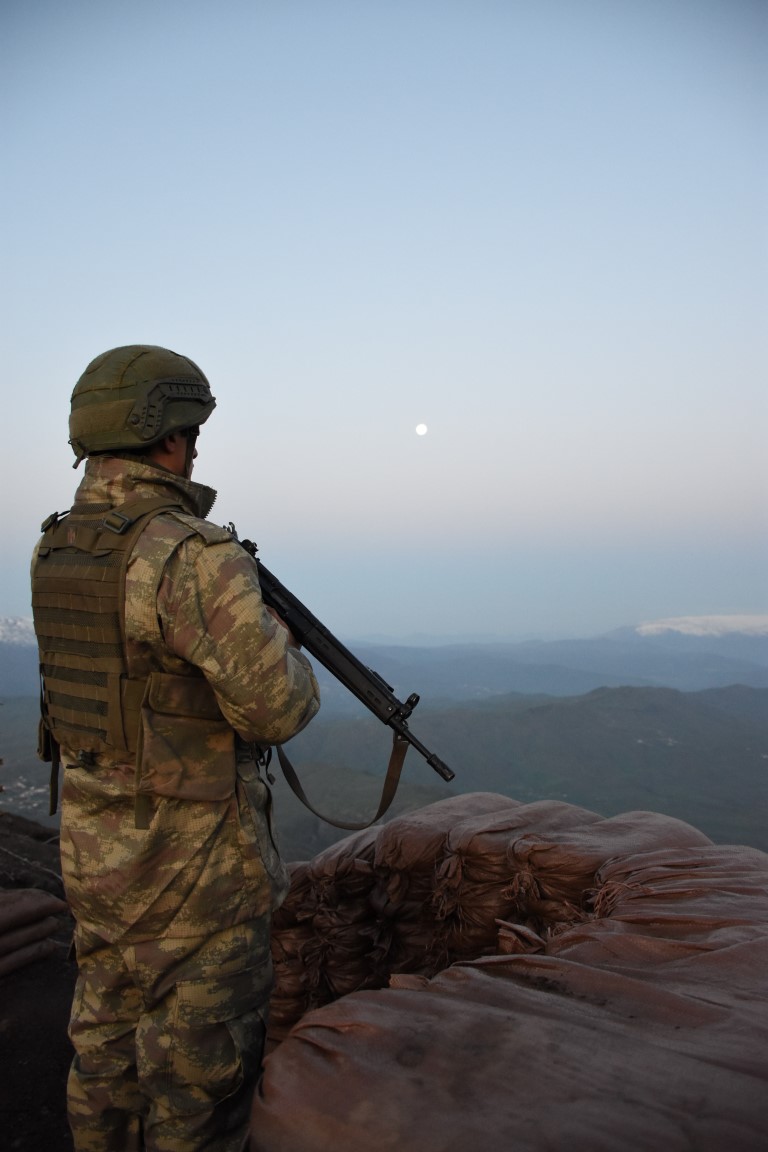 Temel Çakır Üs Bölgesi’nde teröristlere geçit yok! İşte sisli havada sızmaya çalışan PKK’lı teröristlerin sonu...