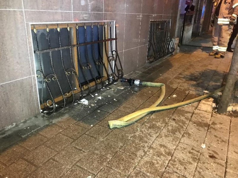 İstanbul’da korku dolu anlar! Mahalleli kovalarla su taşıdı...