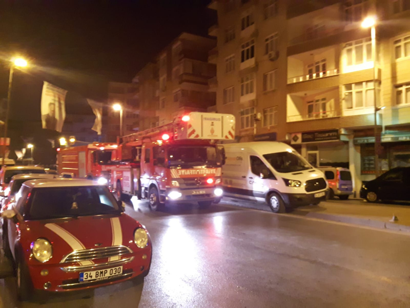 İstanbul’da korku dolu anlar! Mahalleli kovalarla su taşıdı...