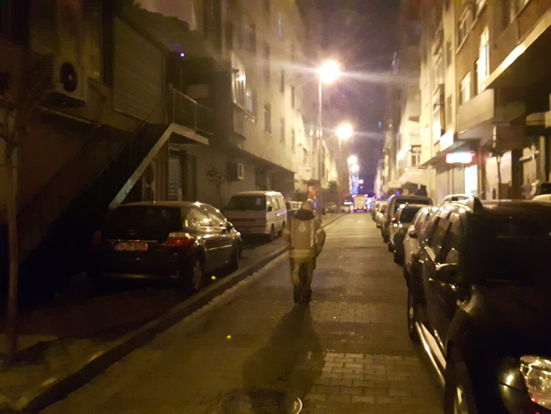 İstanbul’da korku dolu anlar! Mahalleli kovalarla su taşıdı...