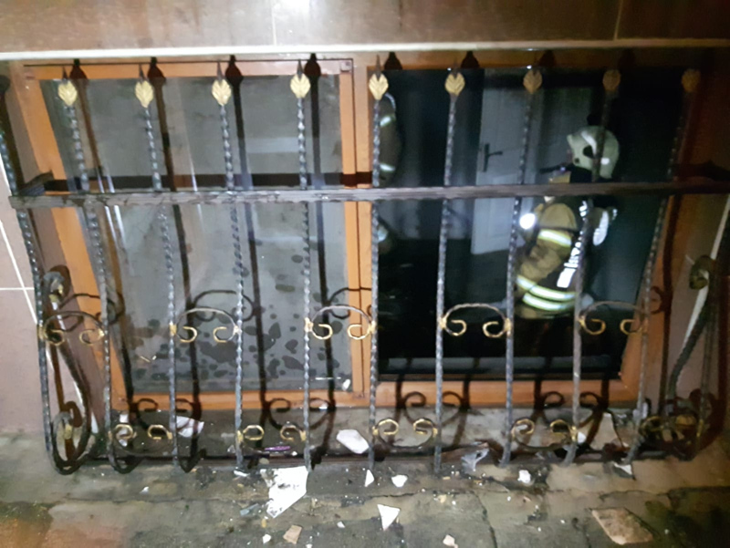 İstanbul’da korku dolu anlar! Mahalleli kovalarla su taşıdı...