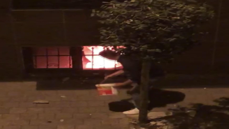 İstanbul’da korku dolu anlar! Mahalleli kovalarla su taşıdı...