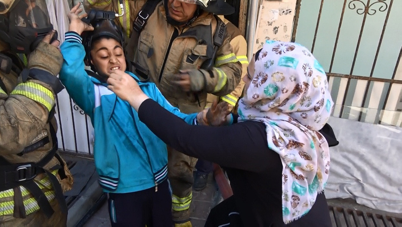 İstanbul’da büyük korku! Oğlu yangında mahsur kalan anne çaresizce çırpındı