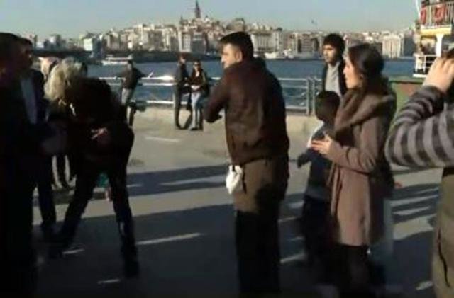 Şakacı Çetin Çiftçioğlu 1 Nisan şakası yaparken dayak yedi