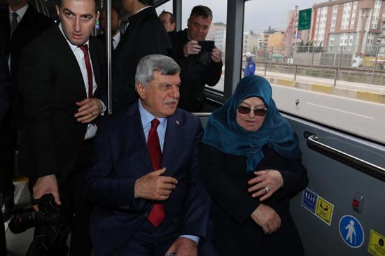 Görevi devreden İbrahim Karaosmanoğlu belediye otobüsüyle evine döndü