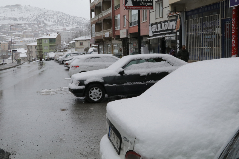 Yozgat’ta yağan kar şehri beyaza bürüdü