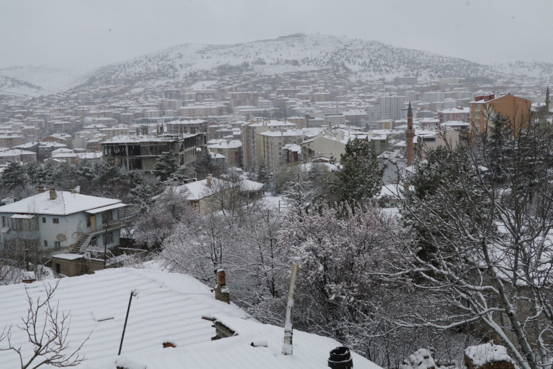 Yozgat’ta yağan kar şehri beyaza bürüdü
