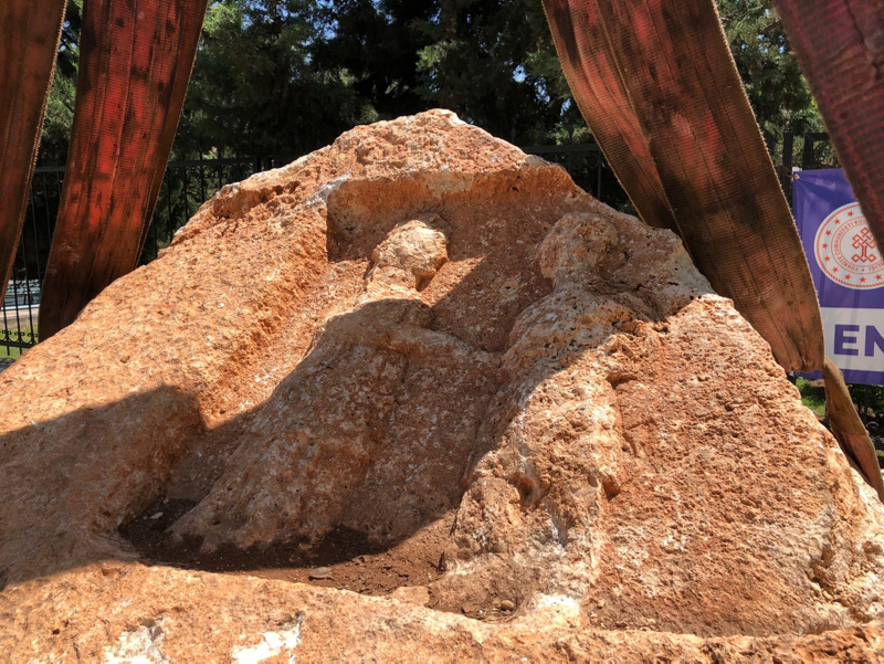 Roma dönemine ait kayanın üzerinde veda sahnesi bulundu