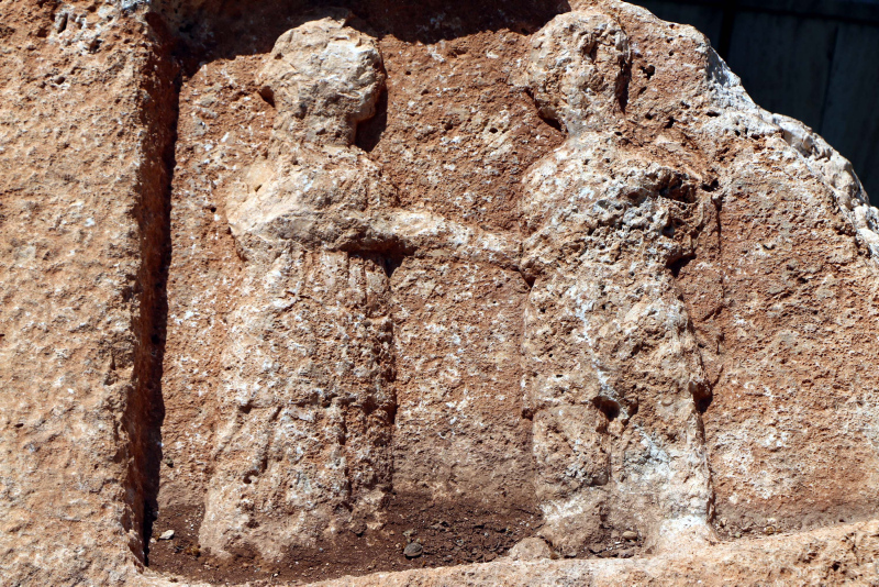 Roma dönemine ait kayanın üzerinde veda sahnesi bulundu