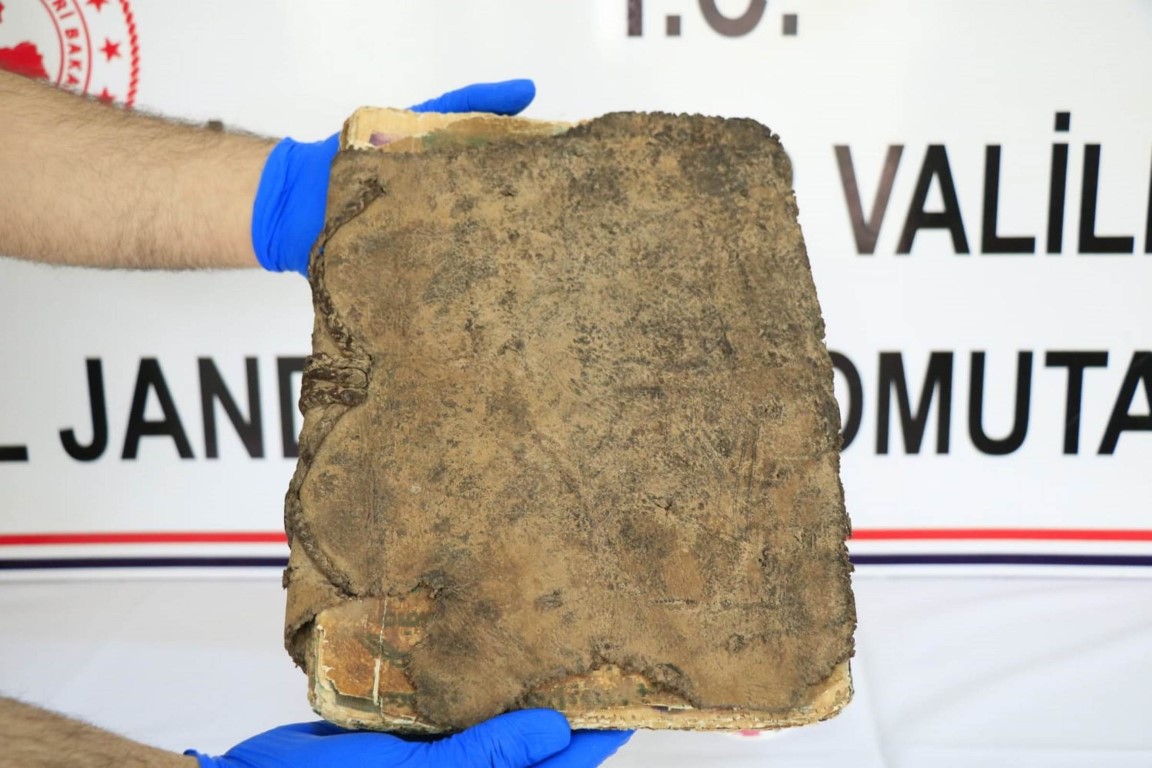 Diyarbakır’da bin 400 yıllık olduğu tahmin edilen kitap ele geçirildi