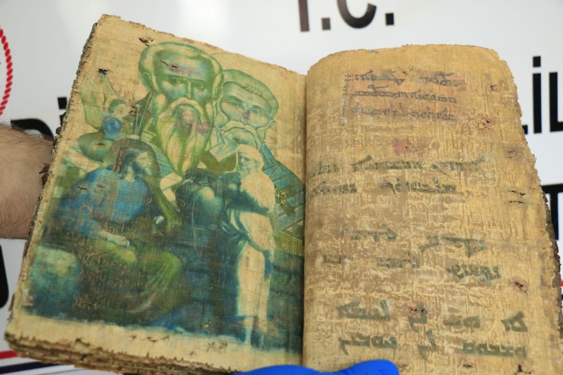 Diyarbakır’da bin 400 yıllık olduğu tahmin edilen kitap ele geçirildi