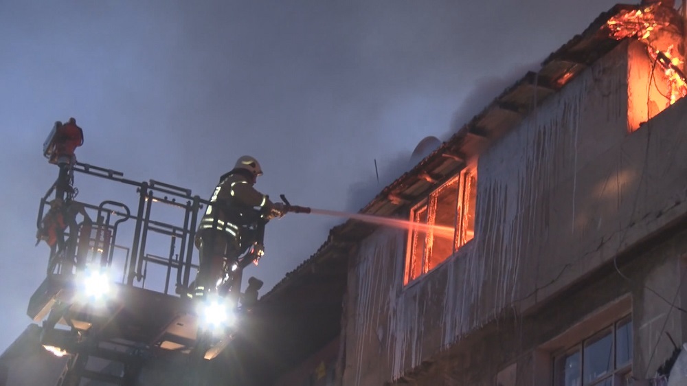 Gaziosmanpaşa’da 4 katlı binada çıkan yangın mahalleliyi sokağa döktü