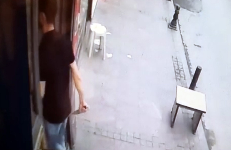Beşiktaş’ta dehşet anları! Ekmek bıçağıyla terör estirdi