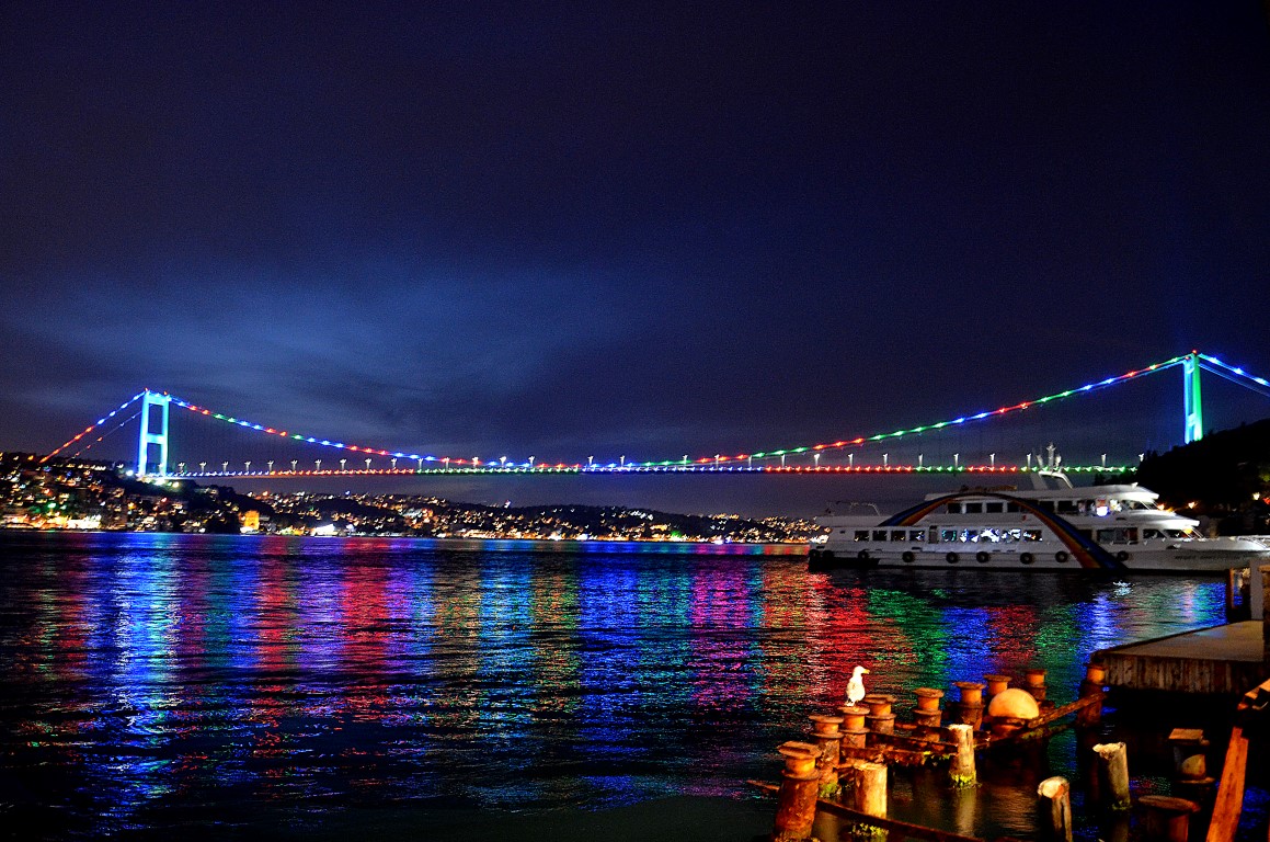 İstanbul’un köprüleri, Azerbaycan bayrağı renklerine büründü
