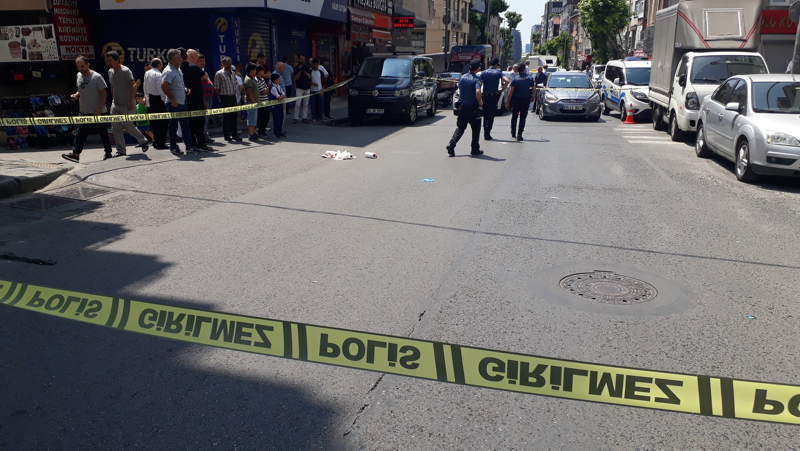 Sokak ortasında eşine kurşun yağdırdı!