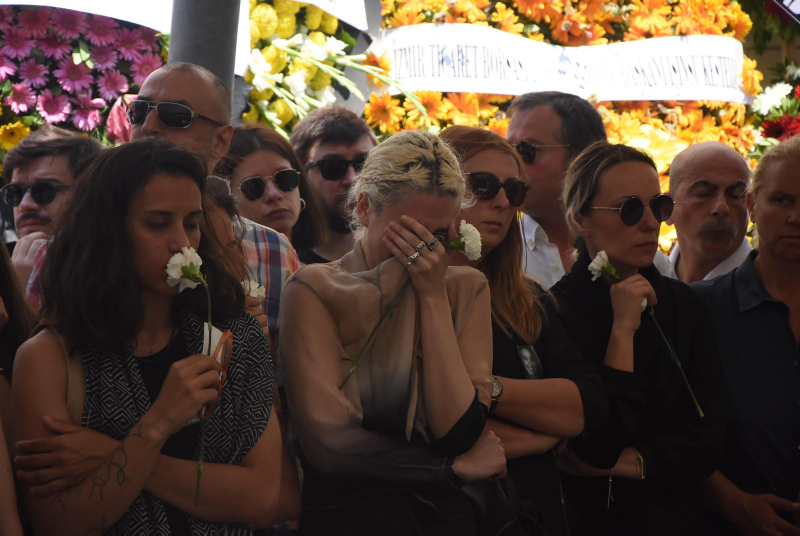 Kalp krizinden ölen Derin gözyaşlarıyla uğurlandı