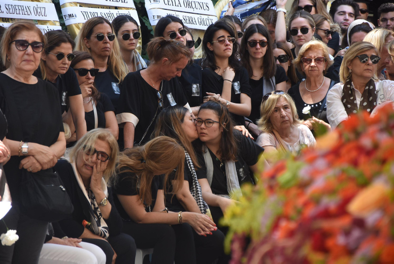 Kalp krizinden ölen Derin gözyaşlarıyla uğurlandı