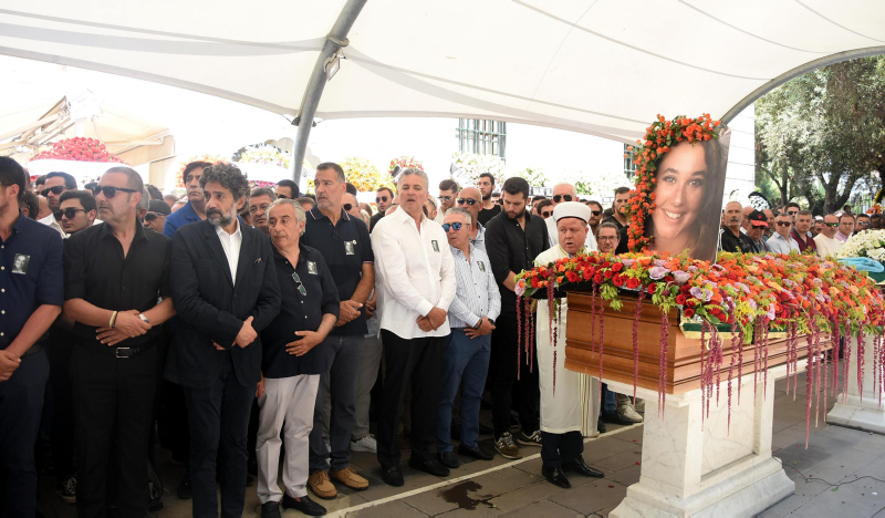 Kalp krizinden ölen Derin gözyaşlarıyla uğurlandı