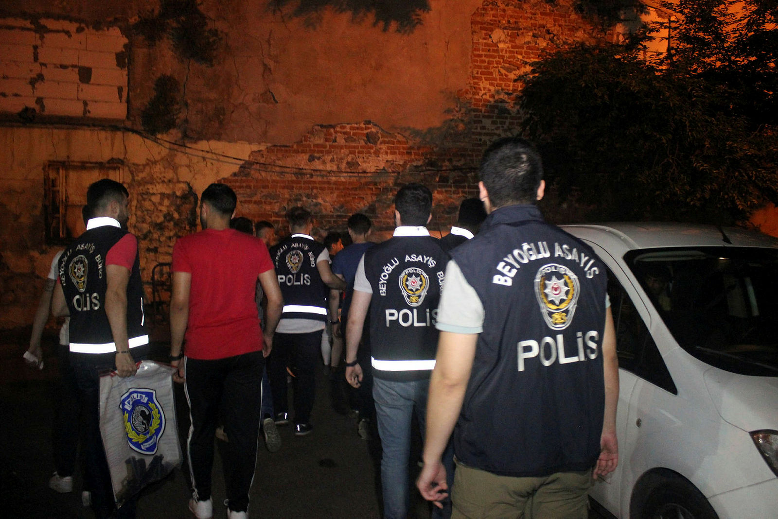 İstanbul’da asker eğlencesinde ortalığı birbirine katan magandalar gözaltına alındı