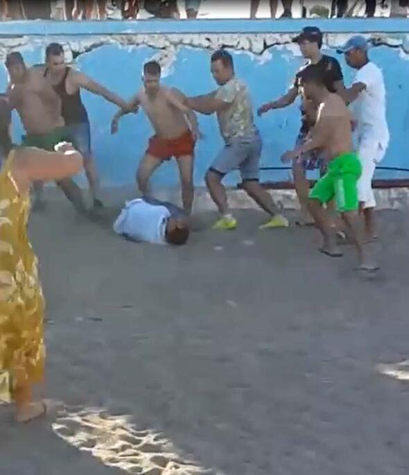 Antalya’da sahilde eşini döven kişiyi böyle darbettiler