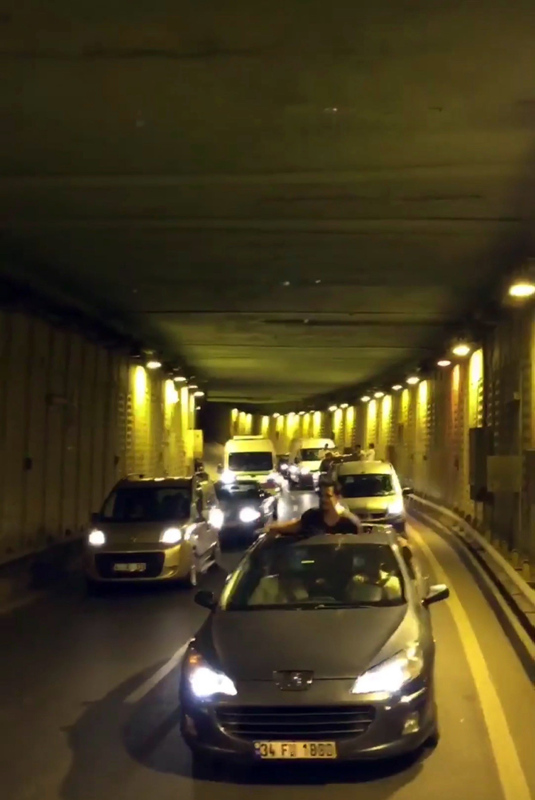 İstanbul’da asker uğurlayan magandalar tünel kapatıp havaya ateş açtı