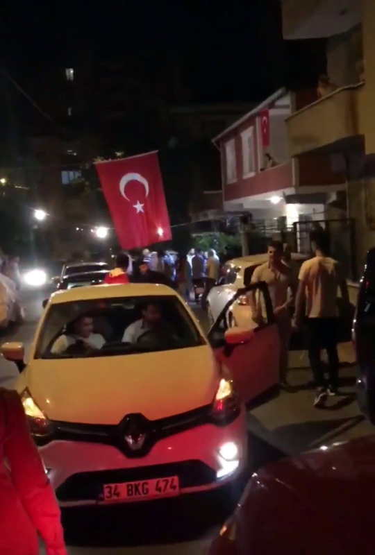 İstanbul’da asker uğurlayan magandalar tünel kapatıp havaya ateş açtı